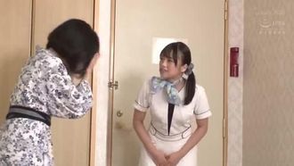妻がいる至近距離で平然とマッサージしながらこっそりチ○ポを挿入し腰振り騎乗位で中出しまでさせるエステティシャン