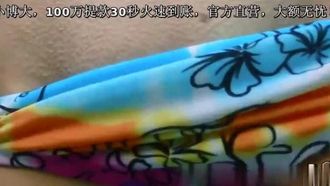 放荡多丽丝常春藤度过她的一天在海滩她的男朋友
