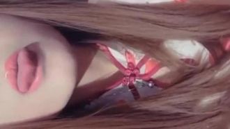 La diosa COS Maste graba una mamada en privado