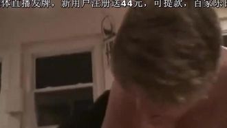 疯狂的摩洛伊斯兰解放阵线cum努力而她的狗舔猫