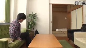 Похоже, милые сестрички играют в игру, чтобы узнать, кто лучше всех соблазнит их брата! ! Пока моих родителей не было, мои младшие сестры одна за другой нападали на меня и много раз наполняли меня спермой.