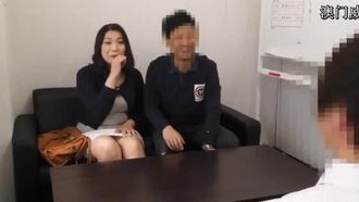 Le mentí a mi esposa sobre una entrevista en un salón de masajes... intenté que ella se uniera a la experiencia fuzoku... minutos