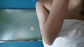 Chica universitaria desnuda se masturba, espectáculo de penetración con botella de cerveza