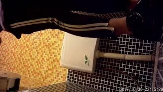 Filmado en secreto en el baño de una guapa guía de compras usando el baño