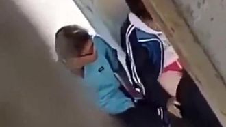 Todos os alunos hoje são tão corajosos. Eles fazem sexo fora de casa durante o dia, e as alunas até brincam com Guanyin na posição de Lótus.
