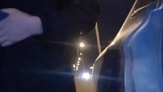Eine versaute junge Frau fährt am Straßenrand und gibt ihr einen Blowjob. Von Zeit zu Zeit kommt jemand vorbei und hat Sex mit ihr. Das ist sehr aufregend .