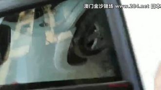 会話が面白くて、下品でふしだらな男が道端で会話を拾い、夫と喧嘩になり、彼女は路上に放り出され、黒いストッキングを履いた胸のない美しい若い女性が誰もいない場所に引きずり込まれます。一人は車に揺さぶられて絶叫するほど情熱的です。