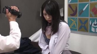 [Volume 1] La ragazza della mia classe che mi fa sempre il prepotente finalmente arriva a casa mia! Quindi ho filmato il tutto con una telecamera nascosta. Quando le ho detto che avevo trovato le prove del suo bullismo, l'atteggiamento della ragazza è cambiato improvvisamente... non ha potuto resistere e ha iniziato ad accettare le mie richieste birichine! Ma è bello essere fotografati