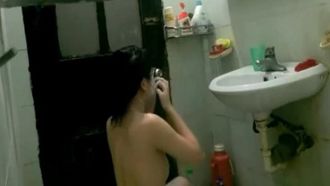 居家美眉洗澡被拍