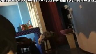 家境不错的大鸡巴哥餐厅搭讪个正在玩手机的妹子回家啪啪720P高清无水印