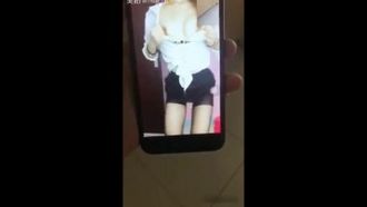 高颜值网红鹿少女在家性欲难耐和男友手机视频勾引他,在椅子上被操的大叫：小骚逼好爽,大鸡巴操死我!