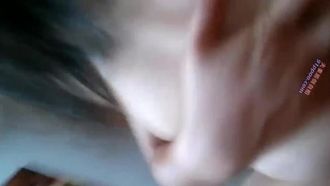 Влюбленная пара занимается любовью в одной комнате