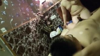 Il dialogo è interessante. In Double 11 sono andato in sauna a trovare una prostituta, gli ho fatto prima un massaggio e poi ho fatto sesso anche con la signora.
