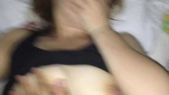 Ein Mädchen, das alleine ein Haus mietet, weint, während es von einem fremden Mann gewürgt und wild gefickt wird.wmv