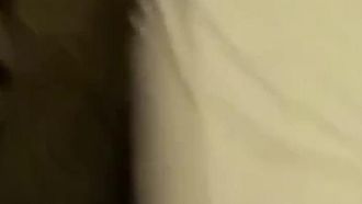 Una giovane donna grassoccia e dal sedere grasso seduce un giovane all'aperto e fa sesso dal vivo.