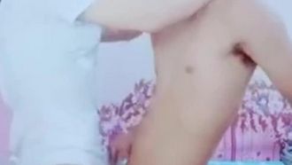 【国产自拍直播】小伙子和漂亮女友做爱直播