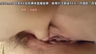 핑크 곰팡이와 노출 된 얼굴을 가진 아름다운 소녀의 빅 Y 사진 비디오 내부 사정