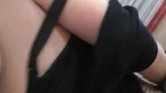 Dialoghi divertenti, regole di prestito non dette, bomba di prim'ordine scopata nella stanza privata di KTV, calze a rete nere, gambe divaricate, penetrazione violenta