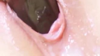 Celebrità di Internet super kawaii, bellissima ragazza da tre pollici in abito da cameriera, rapida penetrazione della figa rosa e tenera, orgasmo, succo bianco che scorre fuori