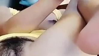 [Trasmissione in diretta di masturbazione domestica] Il bastoncino per masturbazione di una donna bella e civettuola viene inserito nella sua vagina con grande forza e c'è così tanta acqua