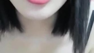 【国产自慰直播】短发妹子全裸道具抽插自慰