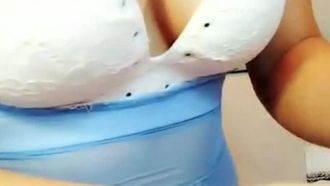 [Bebiendo orina] Un primer plano de una perra muy traviesa bebiendo accesorios de orina y con el ano chorreando cera