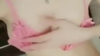 [Schöne Masturbation] Die schöne und zarte Schönheit spreizt ihre Schamlippen und masturbiert
