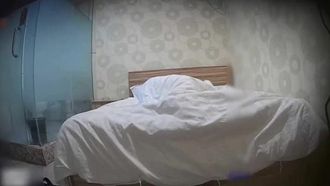 【宾馆偷拍】壮小伙和年轻少妇偷情姿势不少