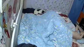 [Überwachung und offenes Filmen] Ein junges Paar, das in einem kleinen Haus lebt, hatte Sex und unterhielt sich auf dem Bett