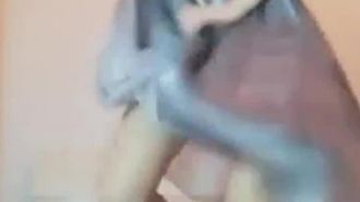 [Häusliche Masturbation Live-Übertragung] Beim Masturbieren mit Doppelvibratoren auf dem Bett wird jedes Loch benötigt