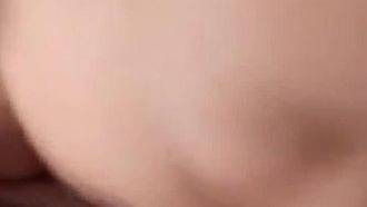 [국내 셀카] 순수하고 귀여운 소녀가 섹스 파트너와 구강성교를 하고 목욕을 하는 모습이 매우 유혹적이다