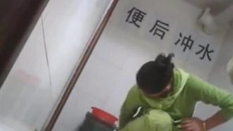 【トイレ盗撮】女子トイレで盗撮 拭いた後はまだゴシゴシ。