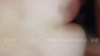 La super belle beauté graphique de 19 ans n'a pas été autorisée à être filmée pendant qu'elle faisait l'amour. Elle a été baisée par derrière par son petit ami dans la version complète. Elle a eu un dialogue sexy et lubrique.