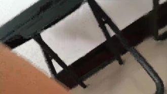 Una vera registrazione del sesso quotidiano di una giovane coppia. Il ragazzo la cavalca e la scopa a fondo senza preservativo. La ragazza non riesce a venire e dice Te lo preparo io con un'espressione molto estatica