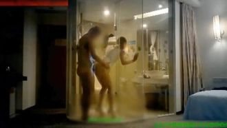 L'ultimo lavoro di C. Kuramoto: La giovane e innocente infermiera Akiho Yoshizawa viene scopata in varie posizioni in hotel. È super bella e sexy. Lo scopa dal bagno fino a sotto il letto.