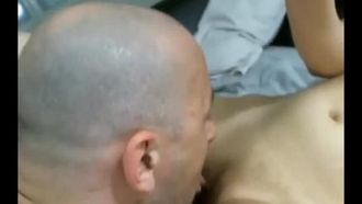베이징 미녀와 외국인 남자 친구가 너무 흥분해서 미녀가 침투가 너무 깊어 참을 수 없다고해서 기분이 너무 좋아요