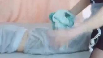 ディアガールの最新リーク記事によると、彼女の母親は今日、病気のおじいちゃんを掃除する時間がなく、彼女のおじいちゃんは近親相姦的なオーラルセックスと精液を食べる会話をしていることがわかります。
