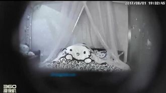 主題飯店偷拍-年紀不大很漂亮的清純美女被猥瑣男哄騙酒店後狠狠乾了2次,年齡那麼小怎麼受得了_上部