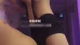 震撼推荐-又一美女主播为了吸粉约3男到家中说再来几个也能受得了,操的说不要了,小骚逼已经爽了_1