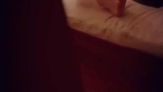 La celebridad de Internet Doraemon cuenta la historia de su hija mirando un masajeador AV y masturbándose, pero su padre la encuentra y empuja la puerta para tener sexo con ella y su diálogo es lascivo.