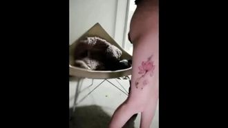 这女主播也真够绝的为了以后能在网吧直播居然色诱保安到值班室啪啪干完用口罩擦内射