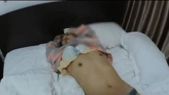 Сексуальная красотка сопровождала свою лучшую подругу на КТВ, чтобы встретиться с пользователем сети, который слишком много выпил и пошел в туалет. Двое мужчин хотели трахнуть ее в туалете. После неудачи они отвезли ее в отель и по очереди трахали ее.