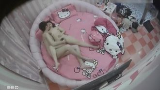 A câmera gota d'água do motel monitora o casal que saiu para relaxar após fazer o exame TP, eles são muito conhecedores.