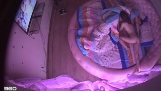 러브호텔의 물방울 카메라는 막 섹스를 마치고 자위를 한 날씬한 남자와 여자를 미녀에게 날려보내는 TP를 모니터한다.