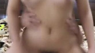 La bellissima conduttrice dai seni grandi 1212 Internet café ha sedotto uno strano uomo ed è andata a casa per fare sesso. Ha fatto sesso in più posizioni e ha finito con un pompino.