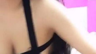 Una bellissima conduttrice con calze color miele fa uno spettacolo dal vivo a pagamento e fa sesso con il suo partner sessuale. Dopo il sesso, si masturba e si infila la figa nell'ano, il che è molto allettante.