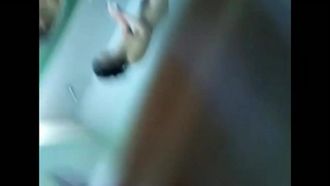 従わない少女は彼氏に吊るされ、スプーンで叩かれ、泣きながら自分の間違いを認め、彼女を下ろして激しく犯した。彼女の胸は大きくて美しかった。