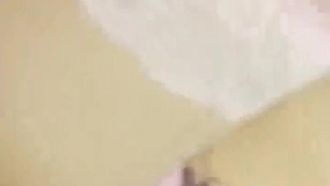 [Incesto entre hermana y hermano] Incapaz de tocarse en el tocador, seduciendo al hermano menor dormido