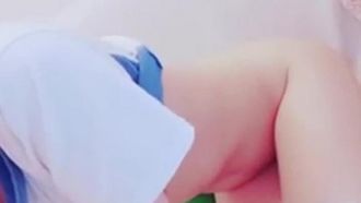 学生服を着ているほど優しいロリ学生少女が、色白、色白、華奢な胸、ピンク色のマンコを有料放送します。
