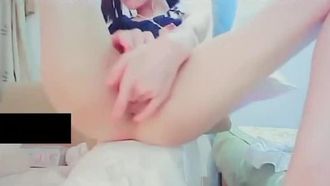 Linda garota se masturba ao vivo e tem uma bucetinha boa